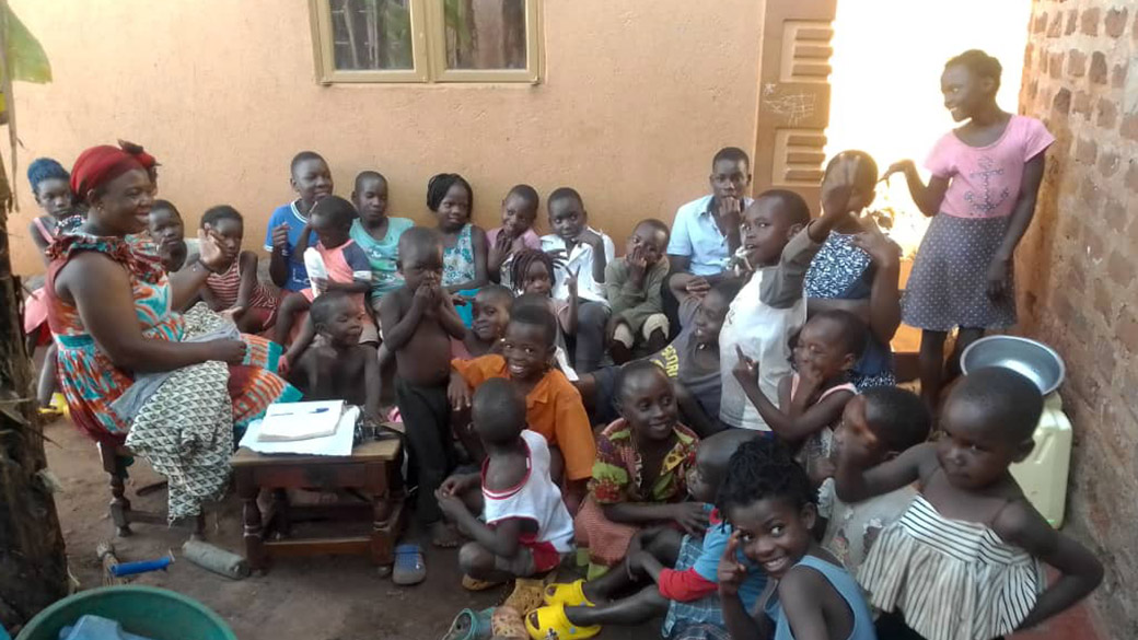 Waisen und Mitarbeiter sitzen zusammen und lachen